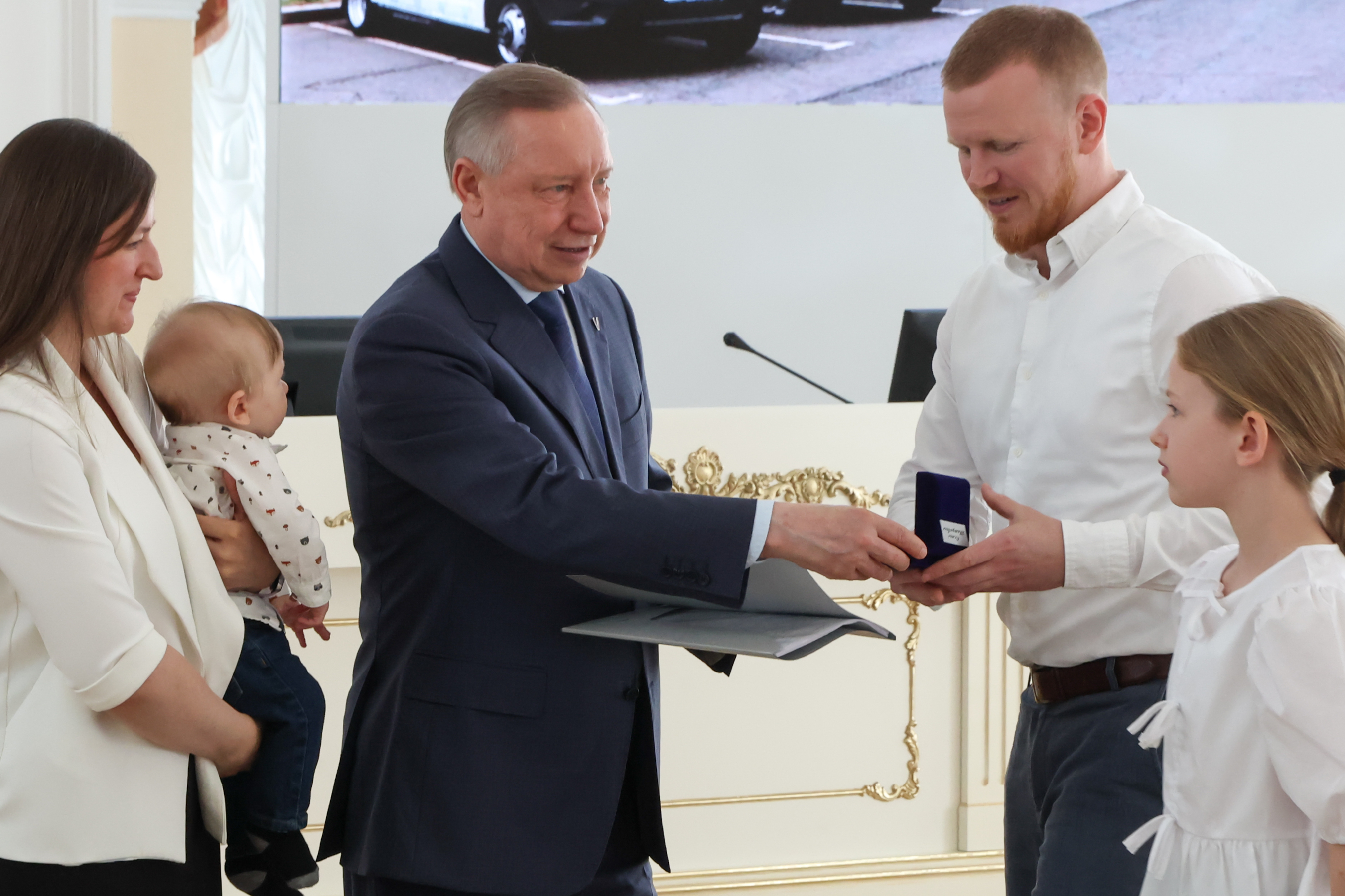 Сразу 26 многодетных семей Петербурга получили отличный подарок к Дню России &mdash; ключи от новых микроавтобусов